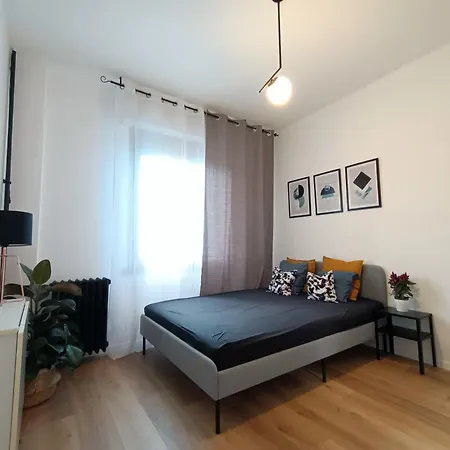 Designed Overlooking San Siro アパート ミラノ