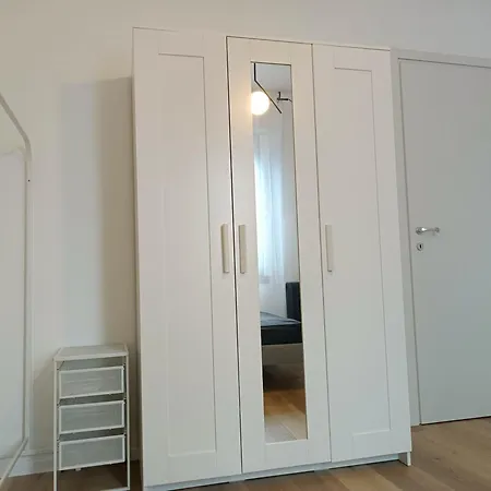 Designed Overlooking San Siro アパート