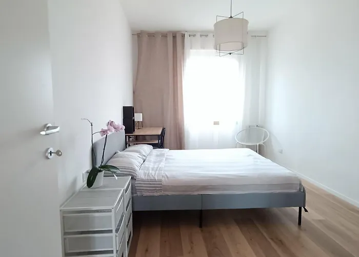 Designed Overlooking San Siro アパート *